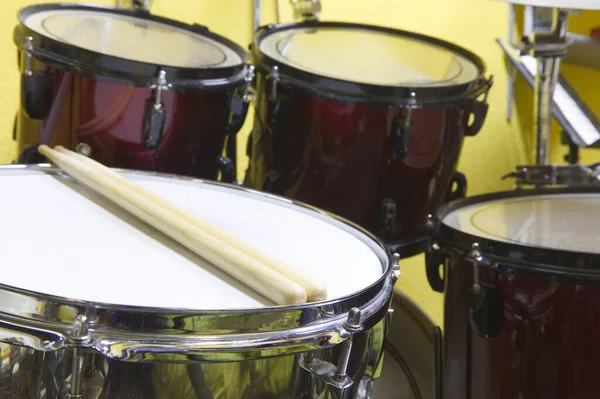 ドラムスティックとスネアドラムのドラムセット — ストック写真