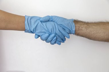 Beyaz zemin üzerinde izole edilmiş ölümcül virüse karşı lateks eldivenler