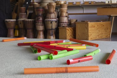 Sınıftaki bir halıda gümbürtücü.