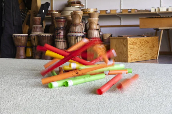 Boomwhacker Volando Sobre Una Alfombra Una Sala Clase — Foto de Stock