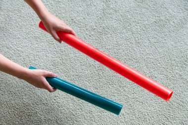 Plastikten yapılmış perküsyon aletleri ve tüpleri