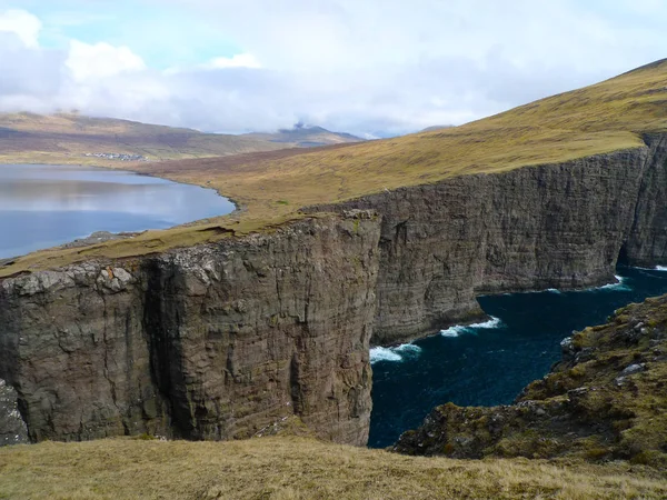 Uçurum Gölde Leitisvatn Faroe Adaları — Stok fotoğraf