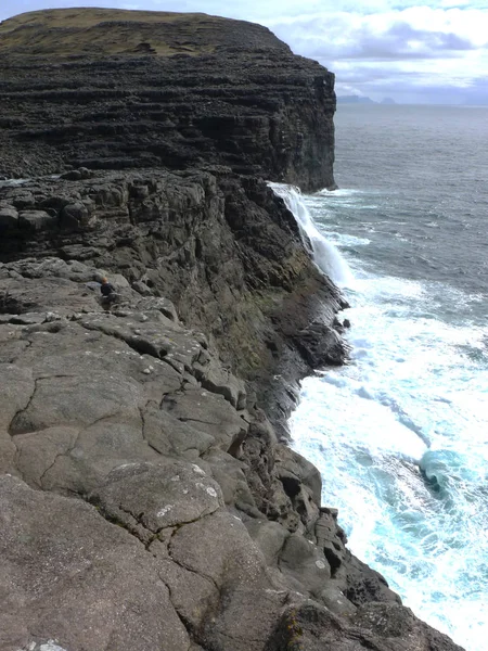 Wasserfall Und Klippen Auf Leitisvatn Färöische Inseln — Stockfoto