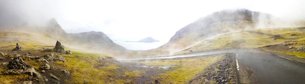 Mjorkadalur フェロー諸島での霧の谷 ロイヤリティフリーのストック画像