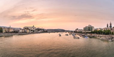Macaristan 'ın başkenti Budapeşte' deki Tuna Nehri kıyısında renkli bir günbatımı.