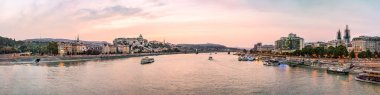 Macaristan 'ın başkenti Budapeşte' deki Tuna Nehri kıyısında renkli bir günbatımı.