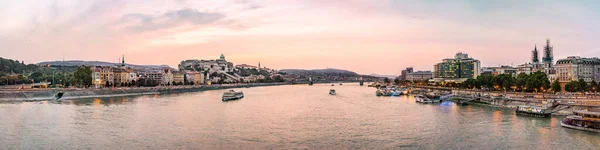 Kleurrijke Zonsondergang Aan Oevers Van Donau Boedapest Hoofdstad Van Hongarije — Stockfoto