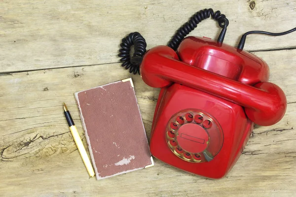 Telefone vermelho na mesa — Fotografia de Stock