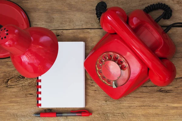 Rotes Telefon auf dem Tisch — Stockfoto