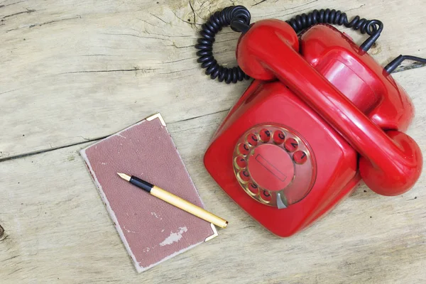 Rotes Telefon auf dem Tisch — Stockfoto