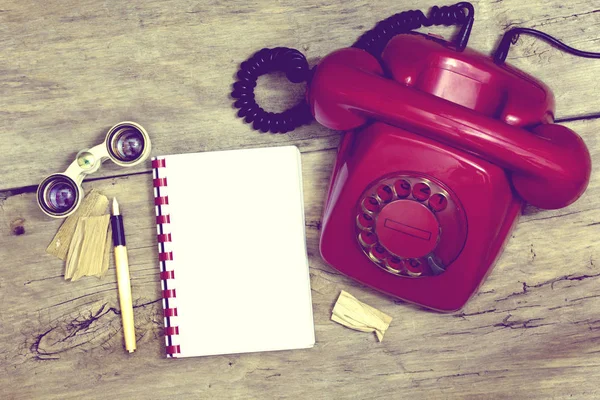 Красный телефон на столе — стоковое фото