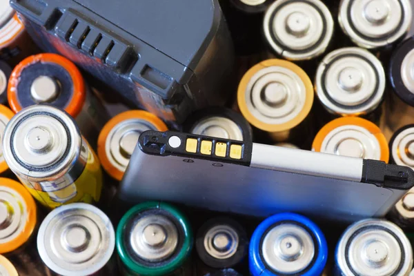 Viele verschiedene Batterien. — Stockfoto