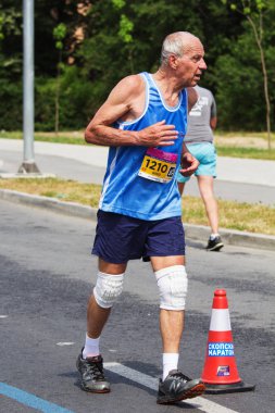 Skopje - Mayıs, 06: 10.000'den fazla kayıtlı koşucu Skopje maratonda 06 Mayıs 2018 Üsküp, Makedonya Cumhuriyeti'ndeki katılmak.