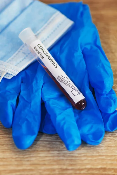 Тестовая Трубка Отрицательным Коронавирусным Тестом Крови Респираторной Маской Голубыми Перчатками — стоковое фото