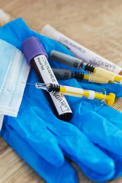 注射器 マスクと青の手の手袋で陰性のコロナウイルス検査血液サンプル コロナウイルスワクチンの概念 選択的焦点 — ストック写真