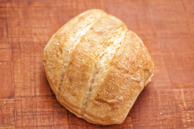 Tahta bir masada ekmek.