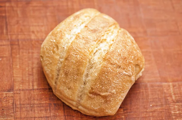 Tahta bir masada ekmek.