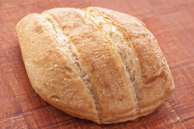 Tahta bir masada ekmek.