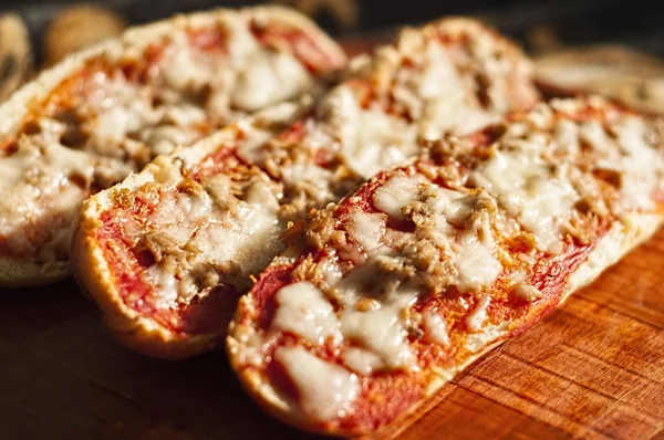 法式长棍面包新鲜制作的披萨 图库图片