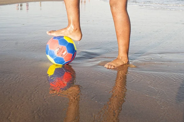 Детские ноги с мячом — стоковое фото