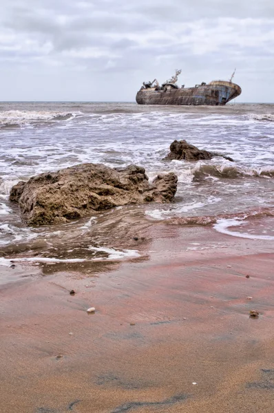 Abandoned broken ship-wreck beached — Stock Photo, Image