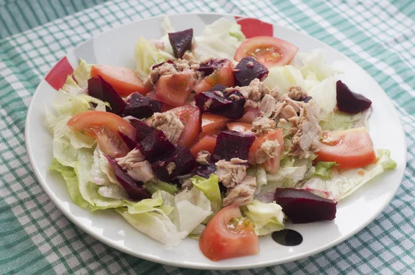 Salat mit Thunfisch und frischem Gemüse — Stockfoto
