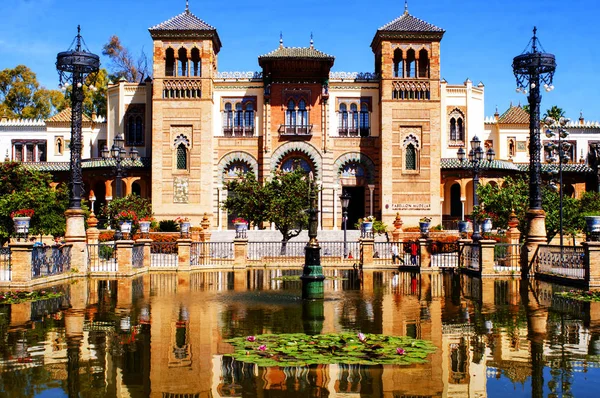 Färgglada arkitekturen mudejarstil i Sevilla — Stockfoto