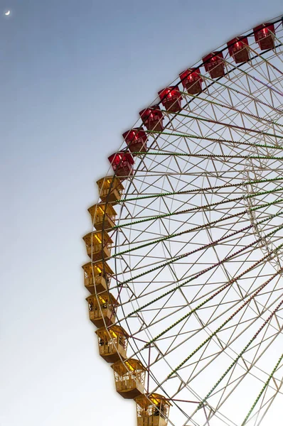 Ferris wheel against the blue sky — Stock Photo, Image