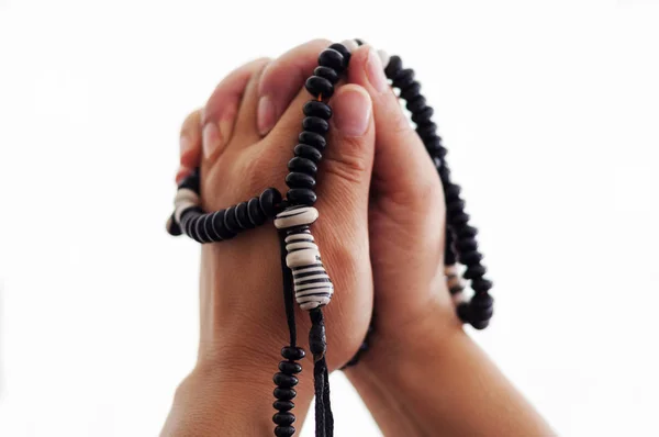 Manos masculinas rezar rosario — Foto de Stock