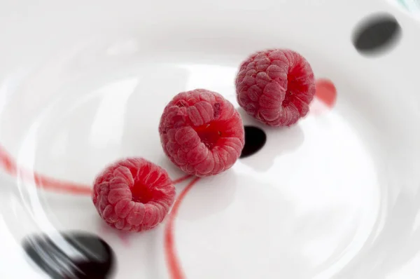 Bild Von Beerenobst Erdbeeren Auf Weiß — Stockfoto