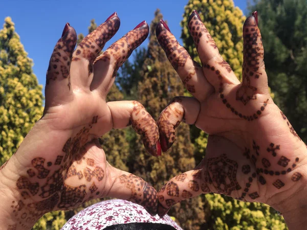 Генна Механді Малює Руках Дівчинки — стокове фото