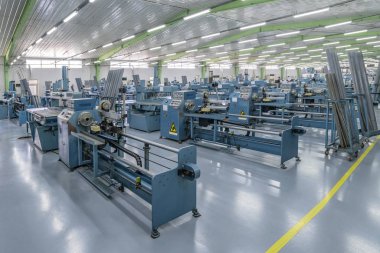Karbon çubuk fabrikası. Dorn 'u kızarmadan önce hazırlamak için bir makine. Çin