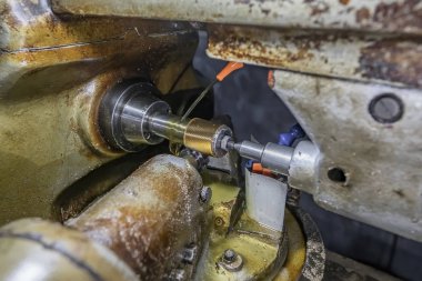 Metal parçalarından oluşan bir makine. Endüstriyel değirmen metalciliği azaltıyor.