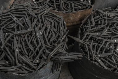 İşlemlerden önce ilk olarak pense boşluğu. Metal işleme aracı metalurji fabrikasında kalpazanlık yöntemiyle üretiliyor