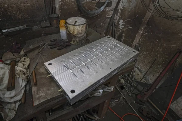 工場で柔らかいルアー金型を釣ります。金属の詳細のCNC加工。工業用フライス加工金属加工プロセス. — ストック写真
