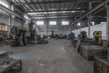 Metal aletlerin metalik bitkisi demircilik yöntemiyle üretiliyor.
