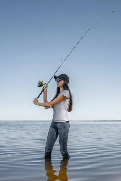 Horgászkoncepció. Fiatal halásznő a tó partján — Stock Fotó