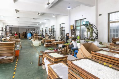 Cixi, Çin - 05 Eylül 2019: Yumuşak yem fabrikası. İşçiler bu süreçte.