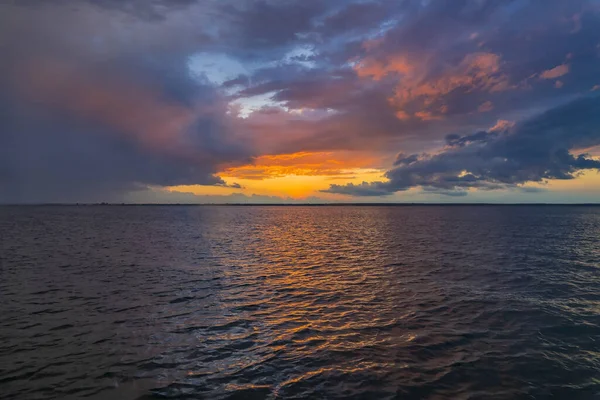 Барвистий захід сонця з блакитним хмарним небом над морем. Релаксаційний пейзаж — стокове фото