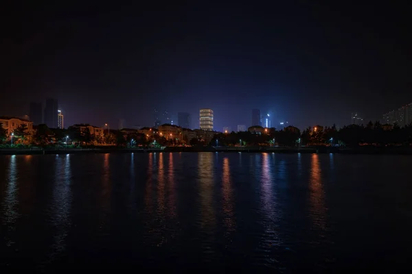 Night embankment. City quay landscape in Weihai. — Stock Photo, Image