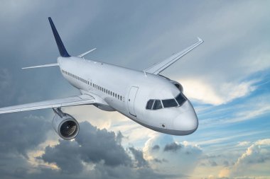 Gökyüzünde bir uçak. Beyaz yolcu jeti bulutların arasında uçar. Seyahat et