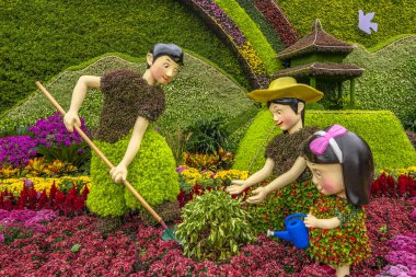 Pekin, Çin - 11 Ekim 2019: Peyzaj. Taoranting Park 'ta çiçek tasarımı. Bitki insan figürlü renkli bahçe manzarası