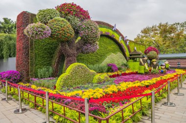 Pekin, Çin - 11 Ekim 2019: Peyzaj. Taoranting Park 'ta çiçek tasarımı. Bitki insan figürlü renkli bahçe manzarası