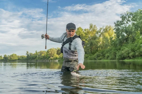 Rybaření Štiku Rybář Chytit Ryby Vodě Řeky — Stock fotografie