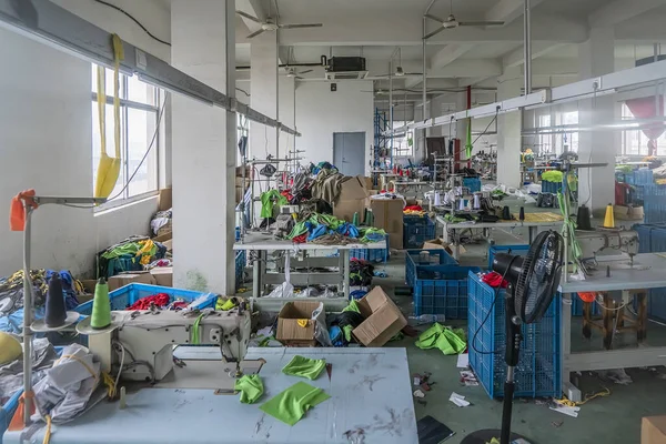 Kirli Yeri Dağınıklığı Olan Tekstil Kumaş Dikiş Fabrikası — Stok fotoğraf