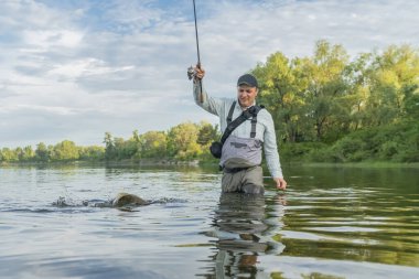 Turna balığı. Balıkçılar nehirde balık yakalar.