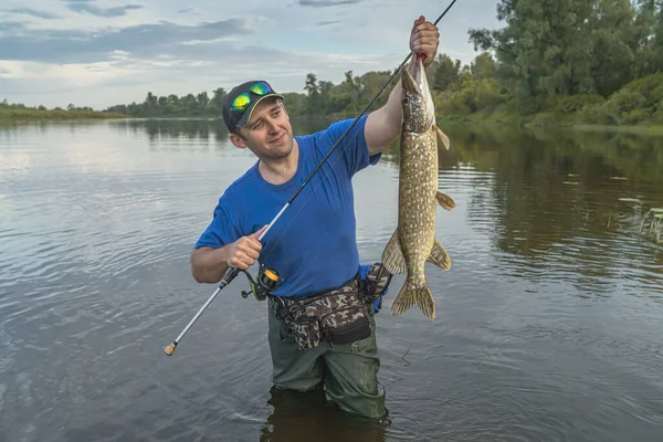 Gäddfiske Fiskare Fångar Fisk Vatten Vid Älven — Stockfoto