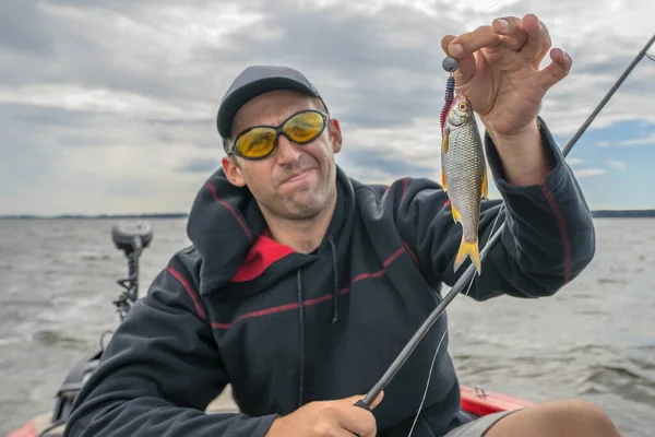 Dåligt Fiske Upprörd Fiskare Med Liten Fisk Handen Sorglig Man — Stockfoto