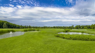 Mezhgorye Malikanesi, Ukrayna 'daki yeşil parktaki göletli güzel golf sahası.