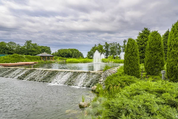 Bahçe düzenleme. Mezhgorye Malikanesi, Ukrayna 'daki yeşil parktaki çeşmeli güzel bir gölet.